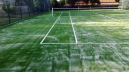 PISTA DE TENIS EN CÉSPED ARTIFICIAL