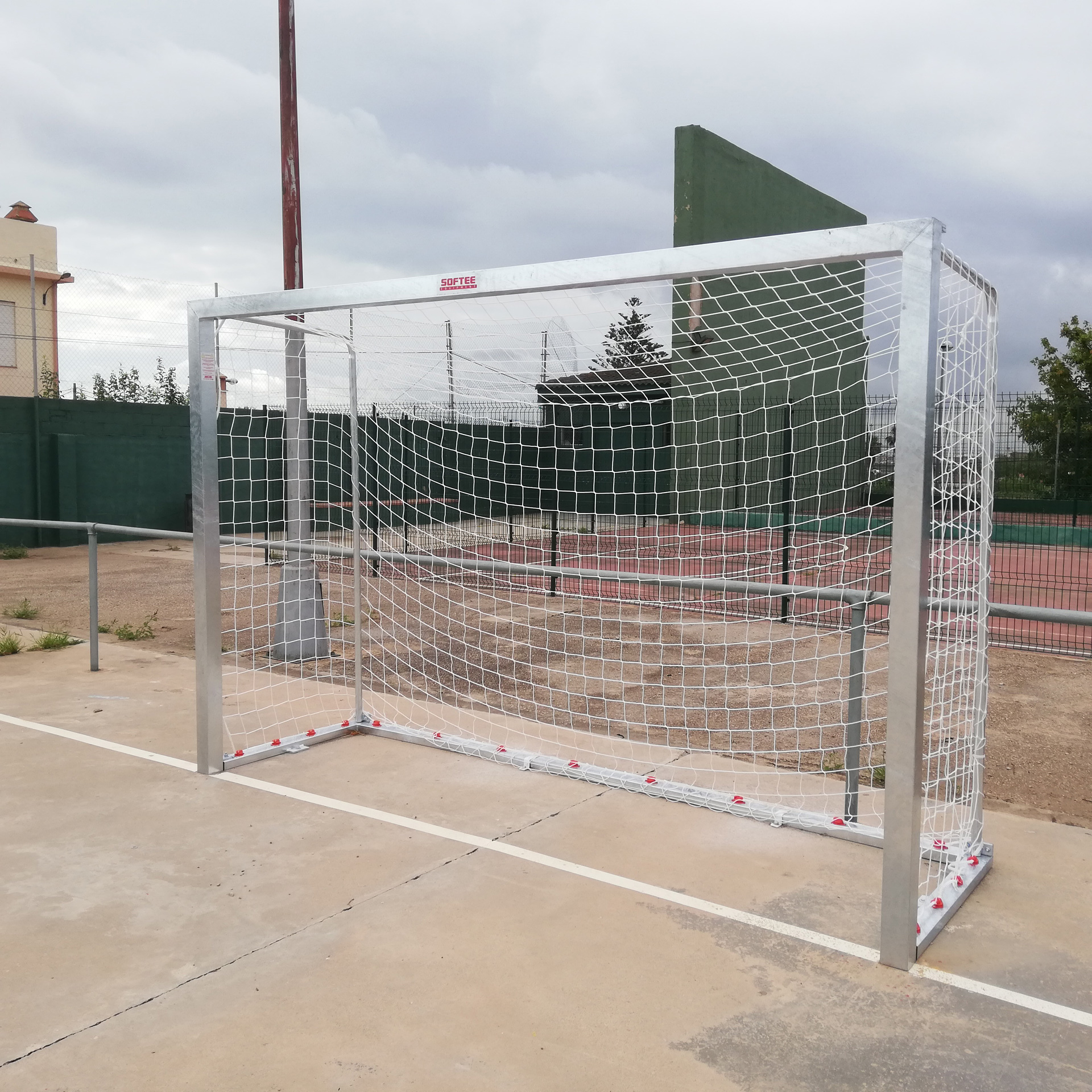JUEGO PORTERÍAS GALVANIZADAS FÚTBOL SALA/BALONMANO METÁLICAS TRASLADABLES 80X80MM CON BASE 80X40MM - Imagen 7